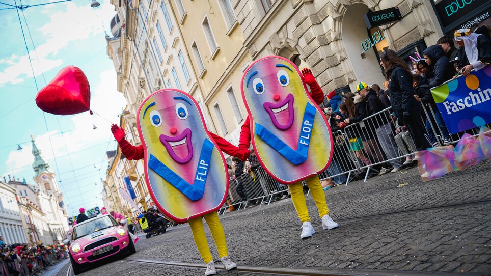 Two costumed figures with a heart balloon at the carnival in Graz. | © Thomas Klier
