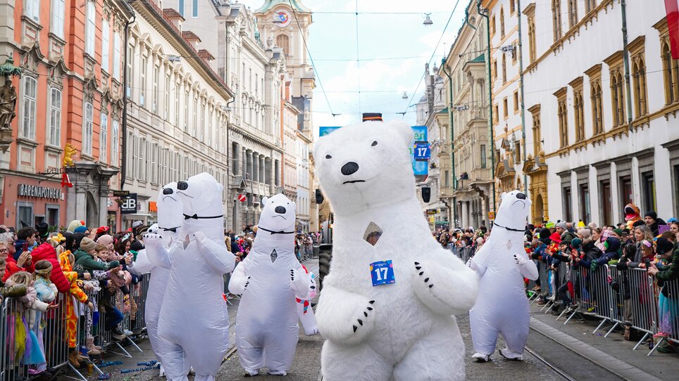 A group of people dressed in bear costumes parade through the streets of Graz as part of the Graz carnival procession. | © Thomas Klier