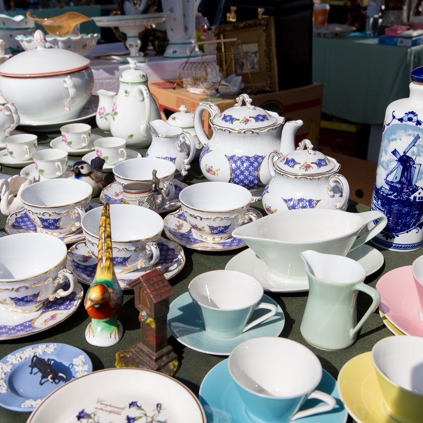 Flea Markets | © Graz Tourismus - Harry Schiffer Dishes at a Flea Market | © Graz Tourismus - Harry Schiffer