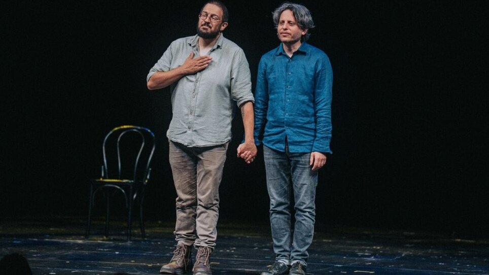 Sahand Sahebdivani and Raphael Rodan performing on stage, holding hands. | © Florian Matzi