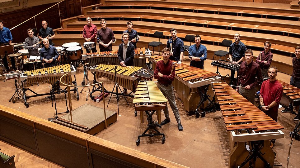 Große Percussion-Gruppe mit verschiedenen Instrumenten in einem Konzertsaal. | © Foto Purgar