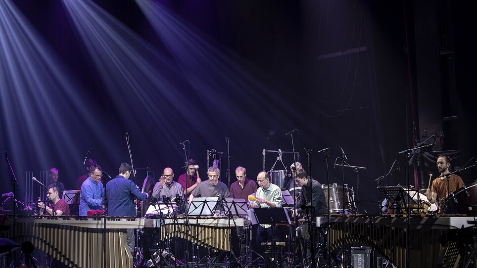 STUDIO PERCUSSUION Graz spielt auf einer Bühne mit Beleuchtung | © Foto Purgar