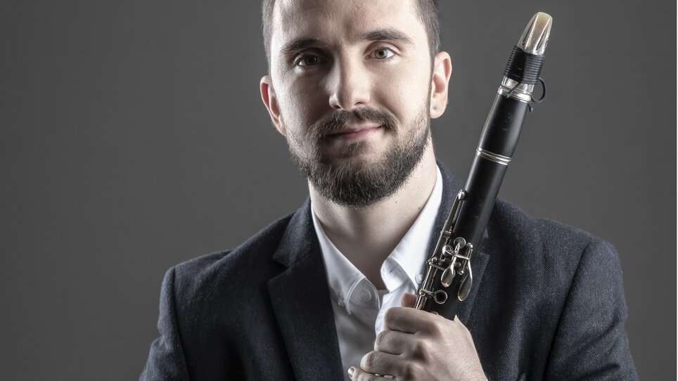Klarinettist Nenad Mitic mit seiner Klarinette im dunklen Anzug | © Helmut Lunghammmer
