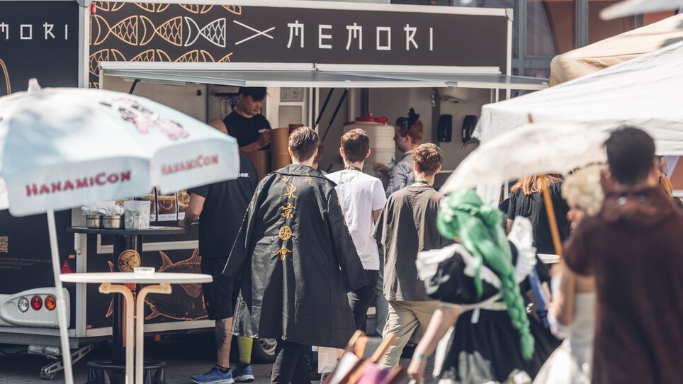 A group of young people queue for sushi at a black food truck | © Hanamicon - Paul Andrews