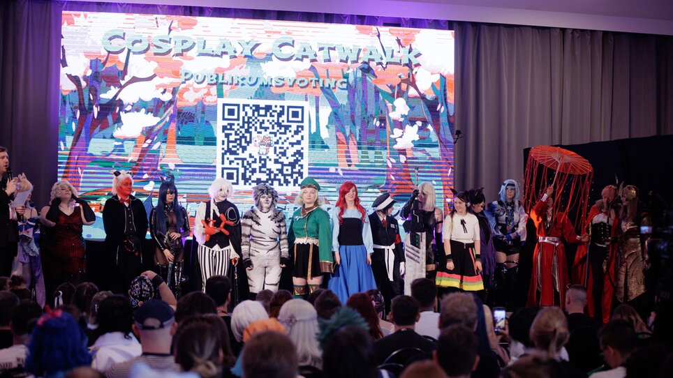 All participants of the cosplay competition wait on stage for the award ceremony | © Hanamicon - Paul Andrews
