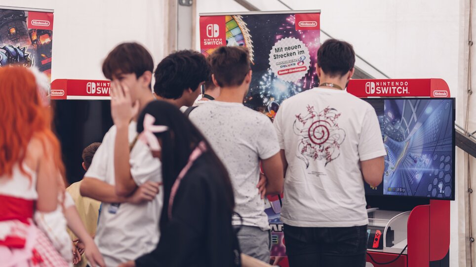 A group of young men play a game on the Nintendo Switch console | © Hanamicon - Paul Andrews