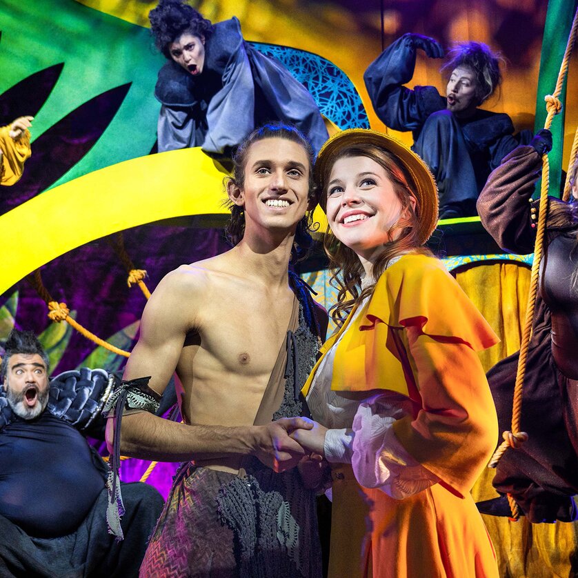 Bühnenaufführung mit Darstellern | © Theater Liberi Szenenbild aus einem Theaterstück mit mehreren Charakteren. | © Theater Liberi