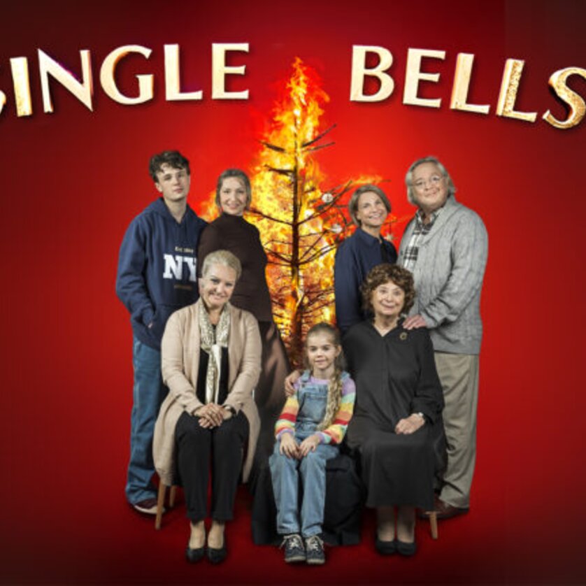 Familienfoto aus dem Weihnachtsfilm 'Single Bells' mit Weihnachtsbaum im Hintergrund. | © Foto Stefan Joham und Grafik Ulrike Rauch
