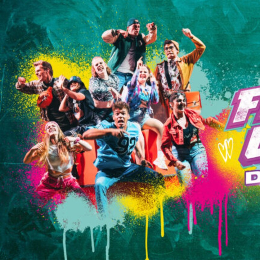 Bühnenbild von Fack ju Göhte mit mehreren Charakteren in lebhaften Farben. | © ShowSlot