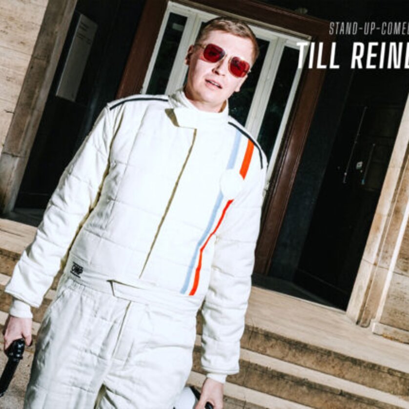 Till Reiners steht in einem weißen Anzug mit Sonnenbrille. | © Hoanzl