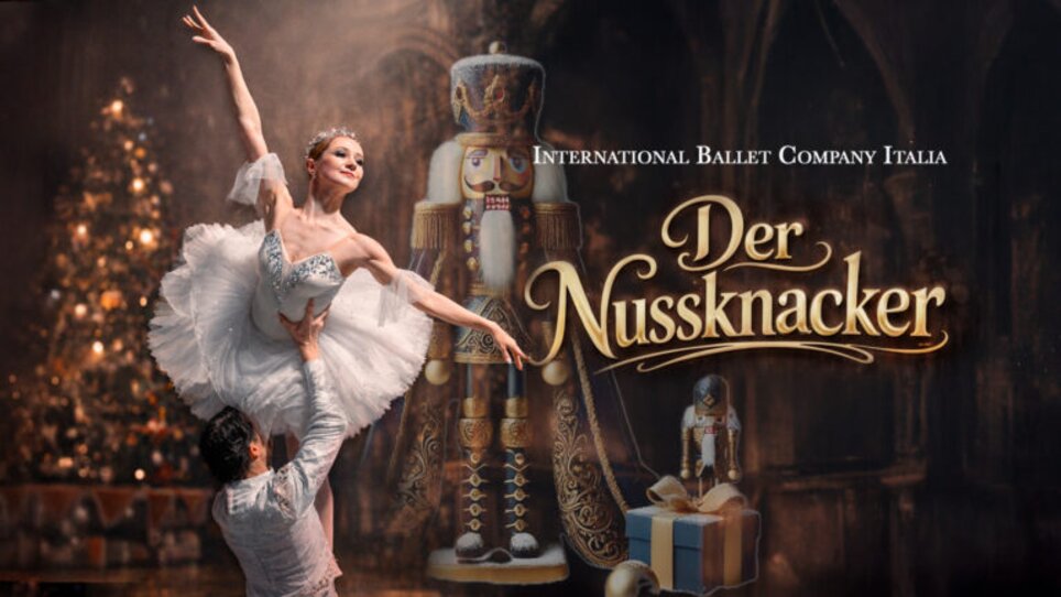 Ballettaufführung von Der Nussknacker mit Tänzern auf der Bühne.