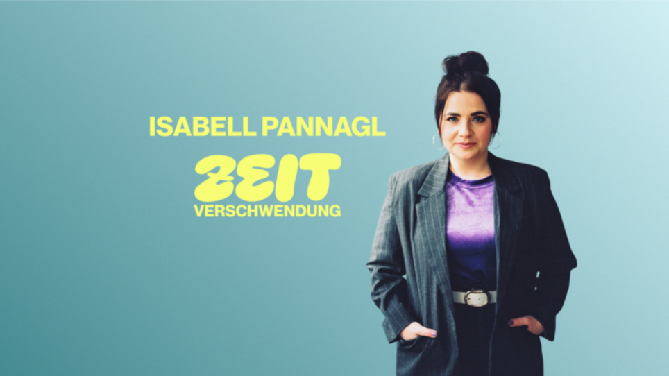Isabell Pannagl steht lächelnd in einem grauen Blazer. | © Teresa Wagenhofer
