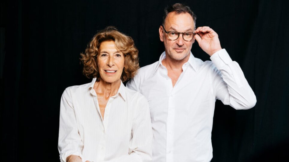 Ein Mann und eine Frau in weißen Hemden posieren für ein Foto. | © Ingo Pertramer