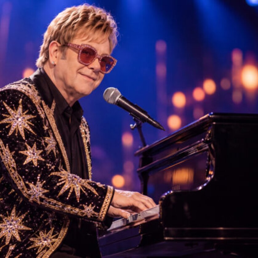 Ein Mann verkleidet als Elton John spielt am Klavier in einem glitzernden Anzug. | © COFO Entertainment