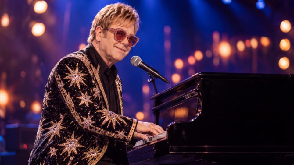 Ein Mann verkleidet als Elton John spielt am Klavier in einem glitzernden Anzug. | © COFO Entertainment