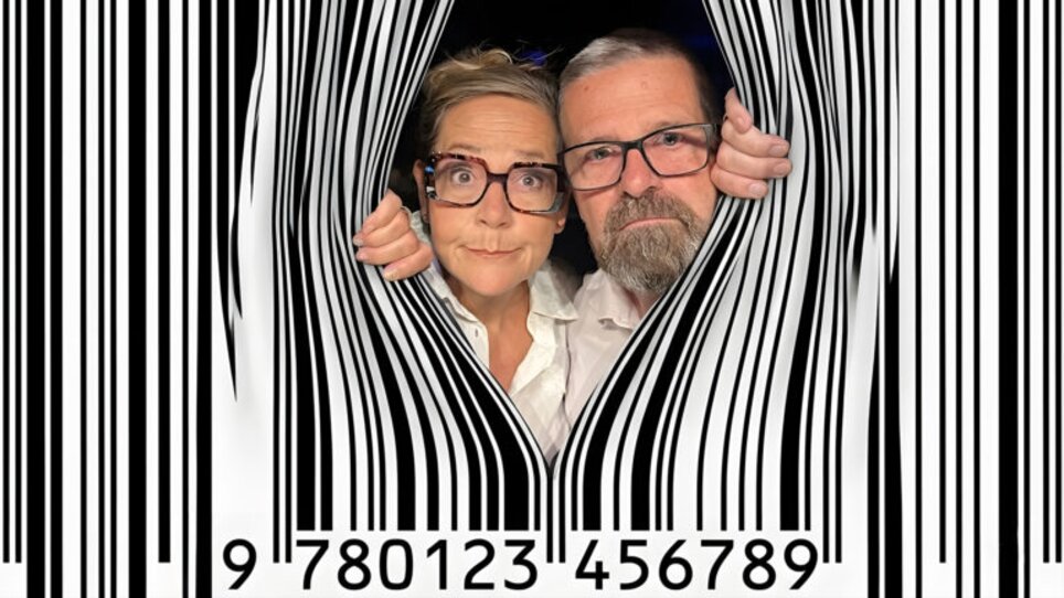 Ein Paar posiert hinter einem Barcode, der ihre Silhouetten umrahmt. | © Weinzettl & Rudle