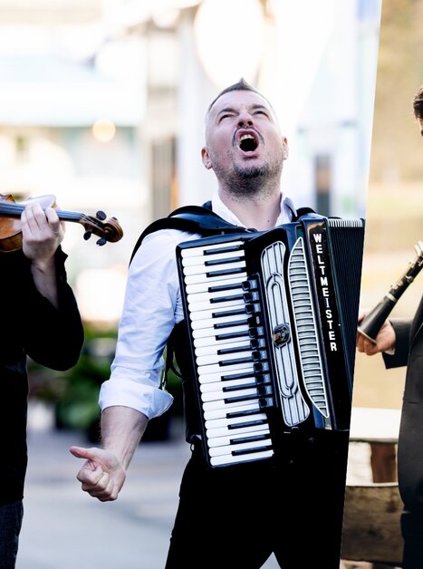 Tre musicisti: un violinista, un cantante con fisarmonica e un clarinettista. | © Julia Wesely