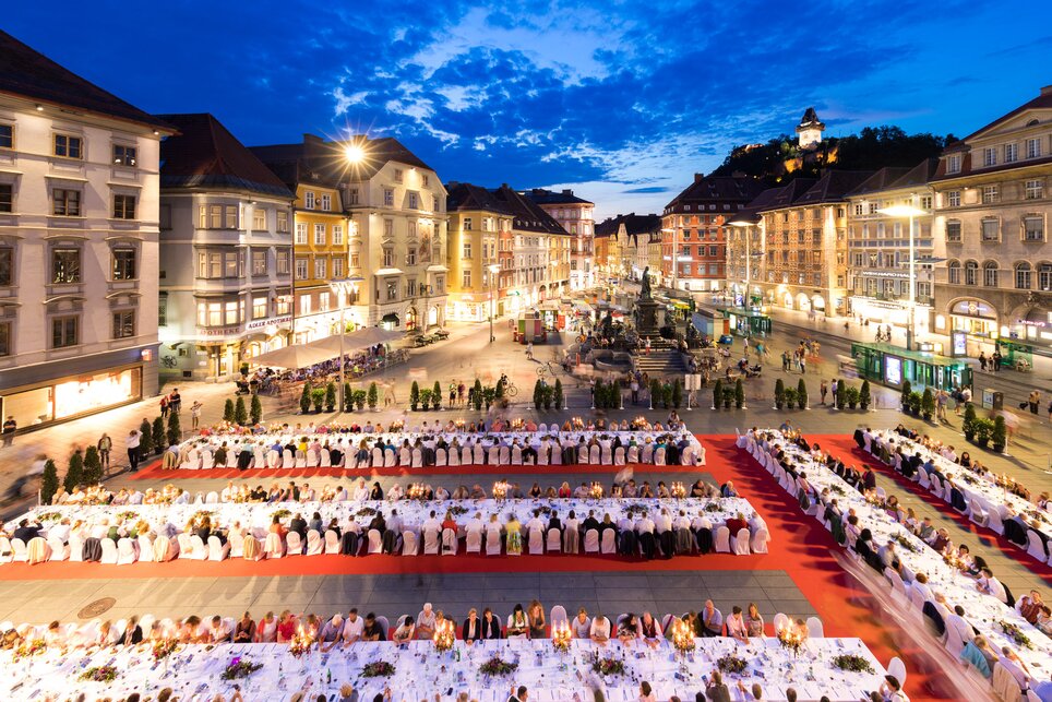 Lange Tafel der GenussHauptstadt Graz | © Graz Tourismus - Harry Schiffer