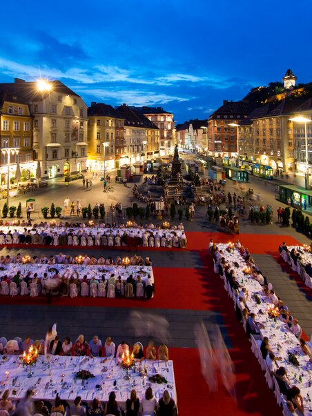 Dinner at the town square in Graz | © Graz Tourismus - Harry Schiffer