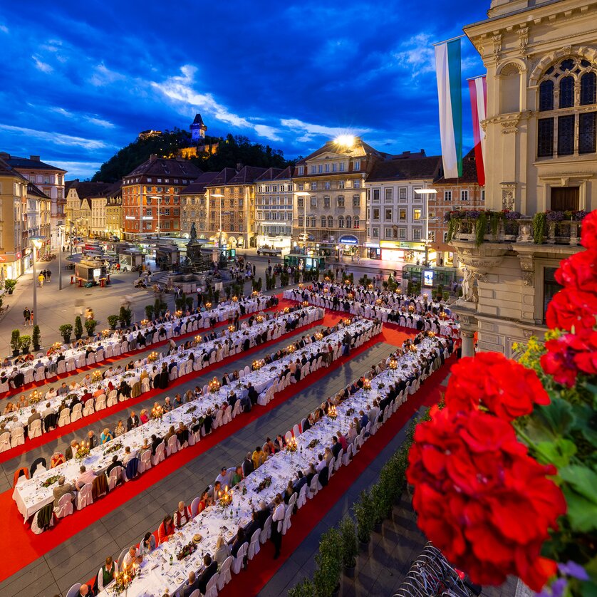 Lange Tafel der GenussHauptstadt Graz I Steiermark | © Graz Tourismus - Harry Schiffer