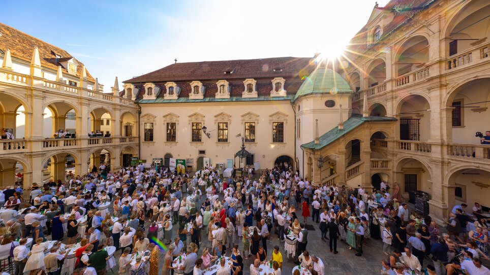 Empfang mit vielen Menschen im Grazer Landhaushof - im Rahmen der Langen Tafel in Graz. | © Graz Tourismus - Harry Schiffer