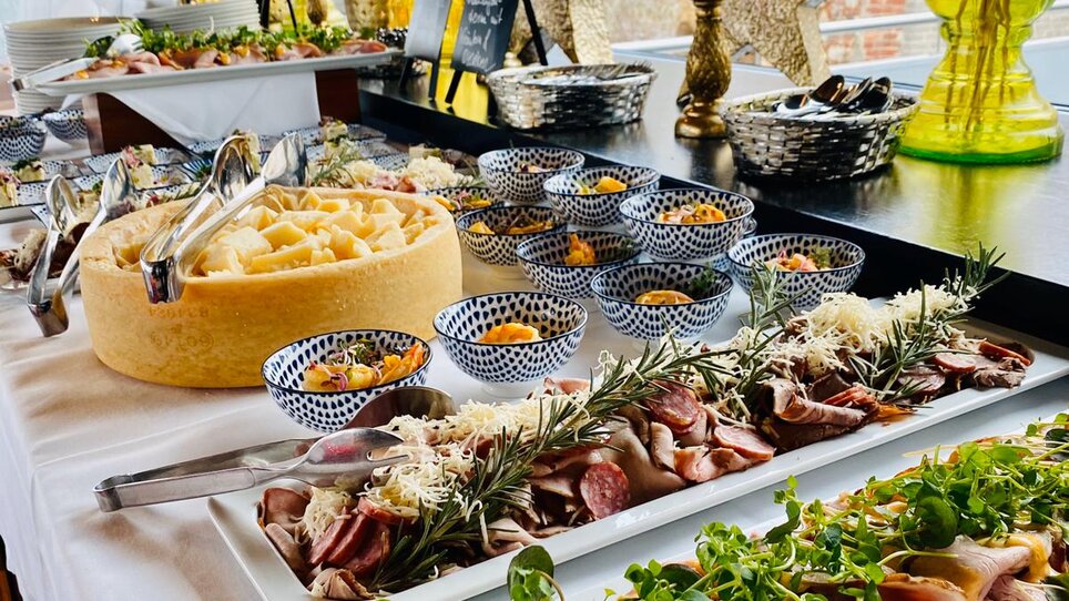 Buffet mit verschiedenen Fleisch- und Käseplatten, dekoriert mit Sternen. | © Grossauer