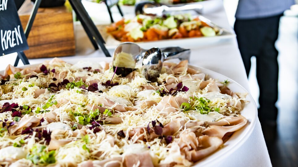 Buffet mit verschiedenen Salaten und Aufschnitt im Restaurant. | © Werner Krug