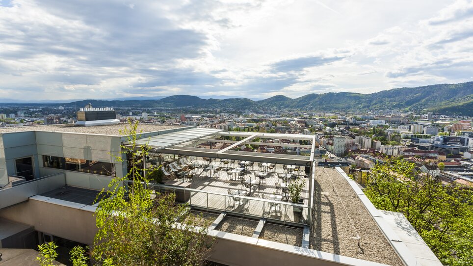Blick auf das Restaurant SCHLOSSBERG mit Terrasse über Graz. | © Werner Krug