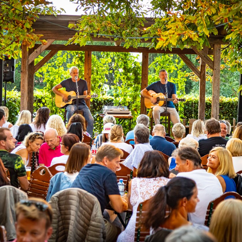 DeZwa im Biergarten am Schlossberg | © Werner Krug DeZwa im Biergarten am Schlossberg | © Werner Krug