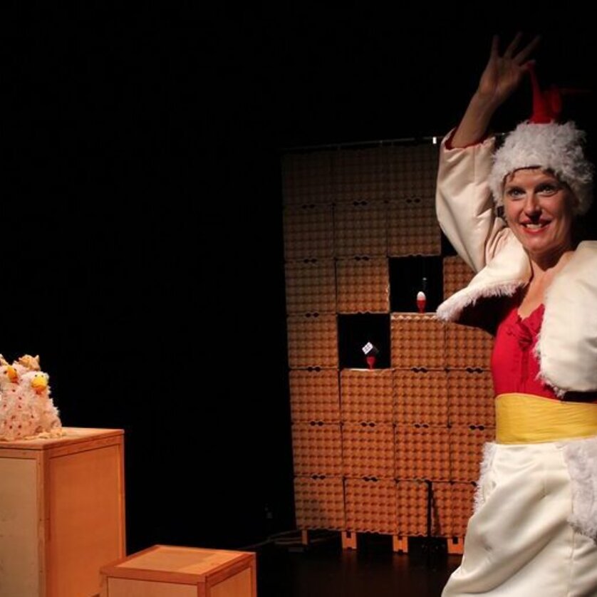 Eine Frau in weihnachtlicher Kostümierung führt auf der Bühne auf. | © E. Kaufmann