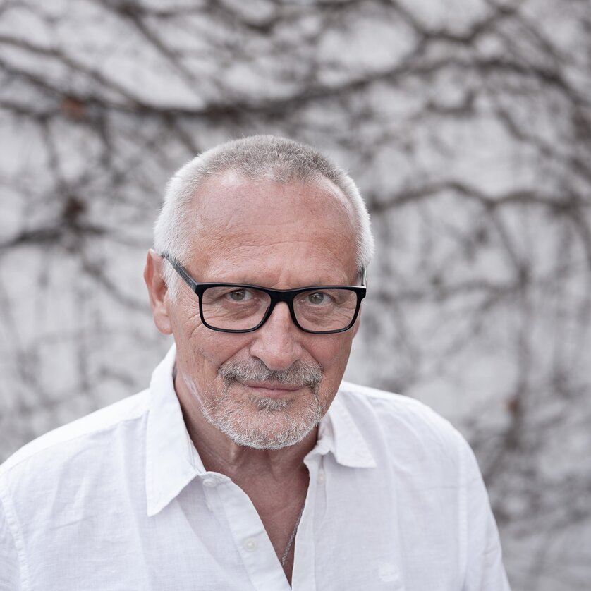 Konstantin Wecker | © Konstantin Wecker - Thomas Karsten der Sänger Konstantin Wecker mit weißem Hemd und dunkler Brille | © Konstantin Wecker - Thomas Karsten
