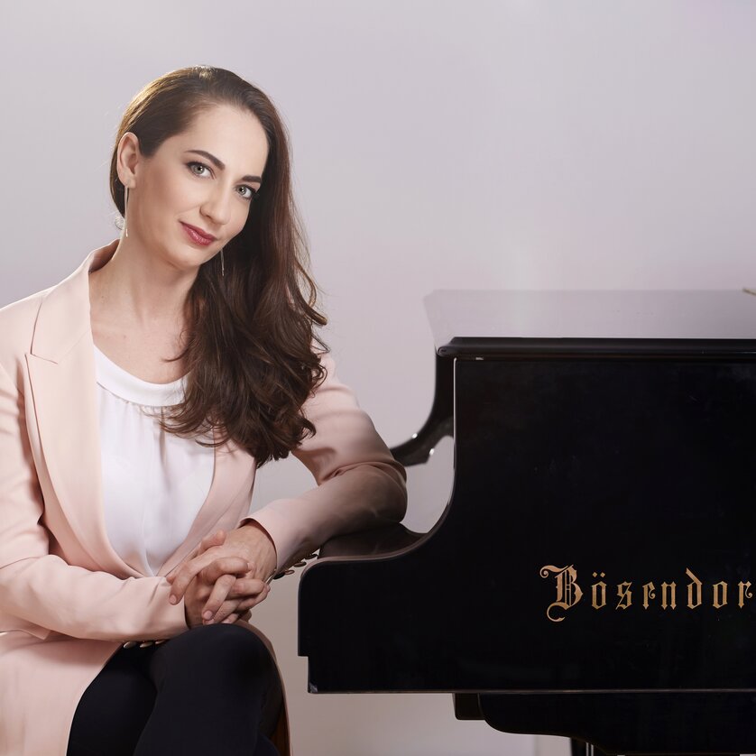 Veneta Neynska | © Vladimir Kotsev pianist is sitting in front of the piano | © Vladimir Kotsev
