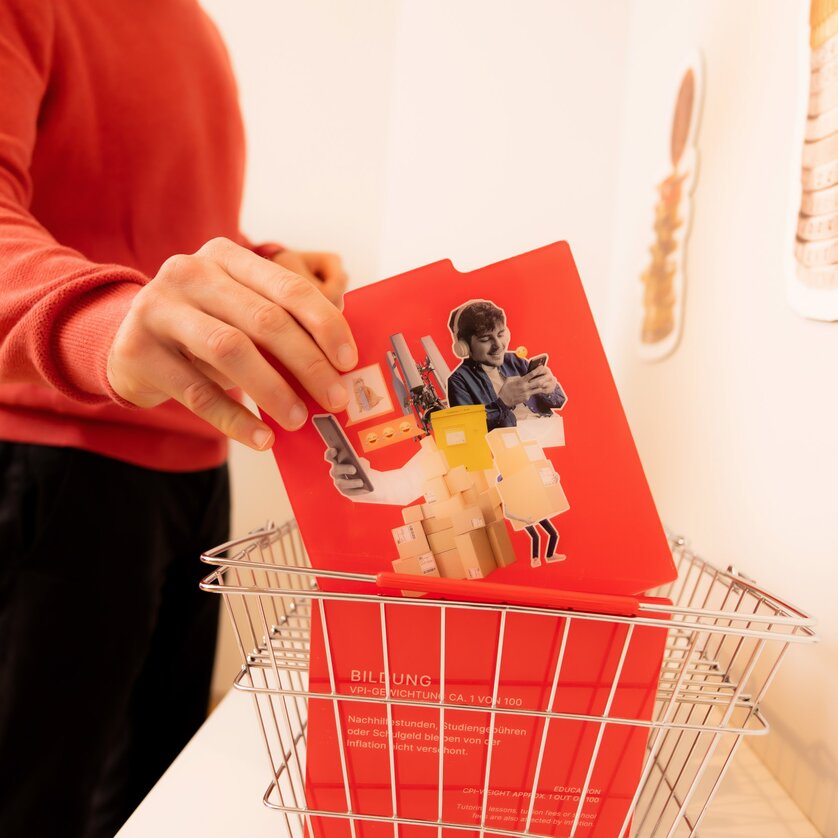 Person in rot, die einen Informationsflyer in einen Korb legt. | © stella
