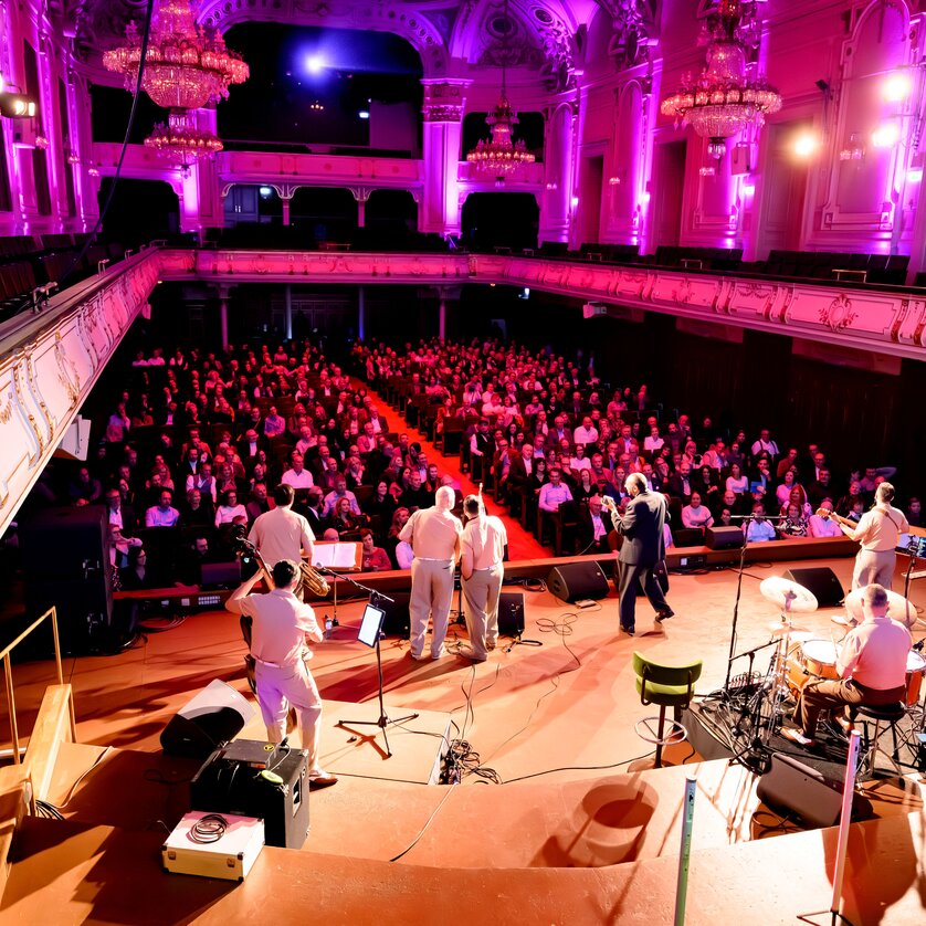 Musikaufführung vor vollem Saal | © ivents Kulturagentur