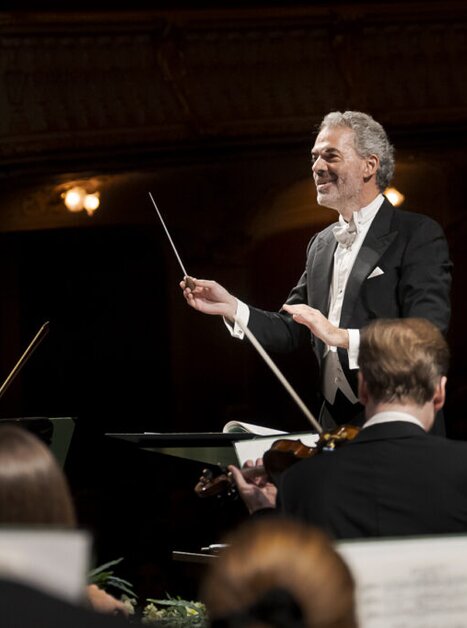 Ein Dirigent führt ein Orchester mit Begeisterung. | © Werner Kmetitsch