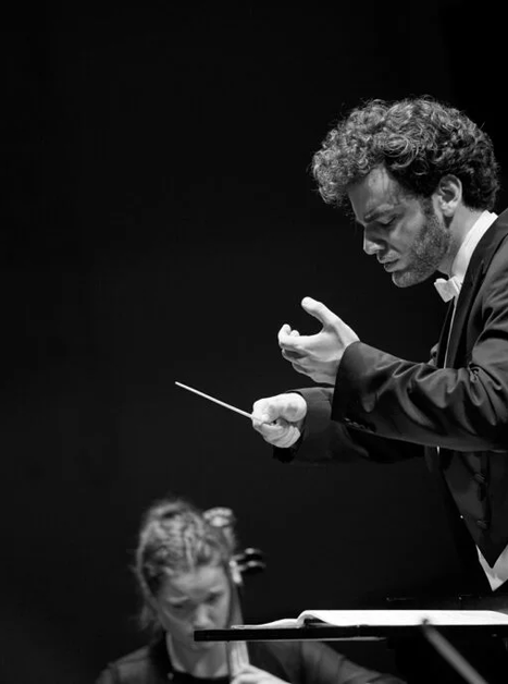 Ein Dirigent leitet ein Orchester mit Leidenschaft in schwarz-weiß. | © Oliver Borchert
