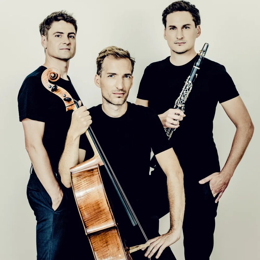 Drei Musiker posieren mit Cello. | © Andrej Grilc