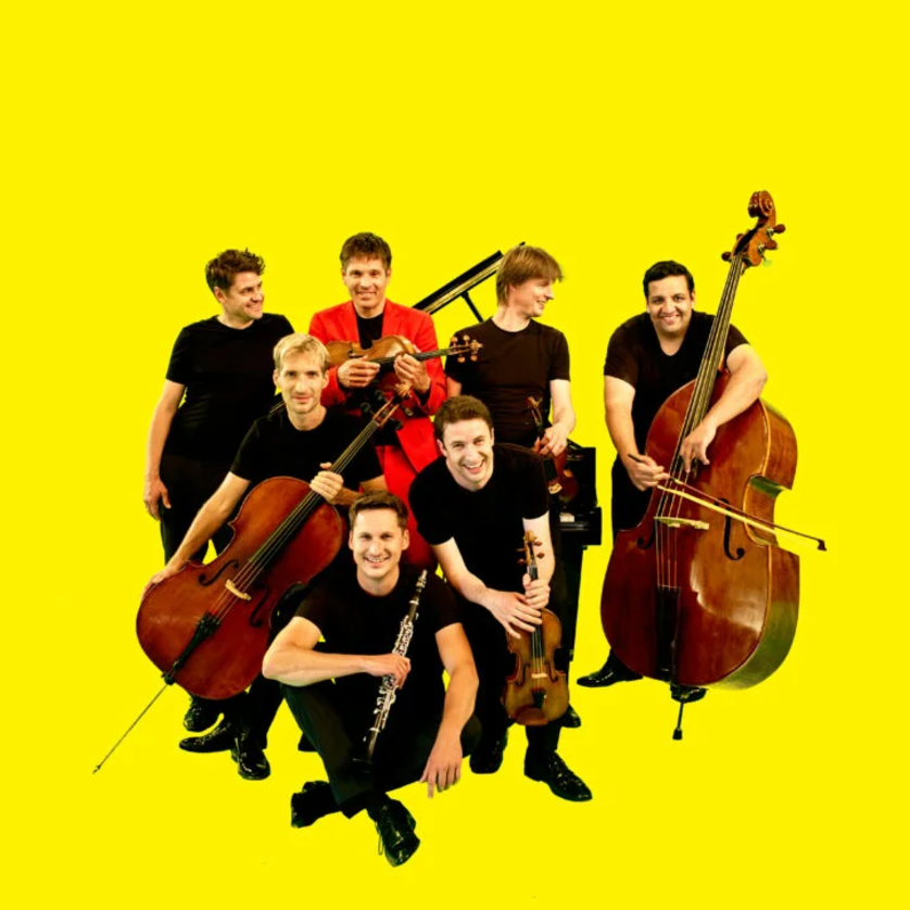 Philharmonix | © Max Parovsky Eine Gruppe von Musikern, die verschiedene Instrumente spielen. | © Max Parovsky