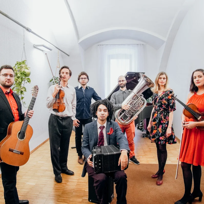 Bandouba | © Tobias Kochseder Eine Gruppe von Musikern in einem Raum mit verschiedenen Instrumenten. | © Tobias Kochseder