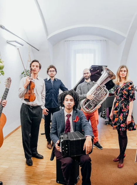 Eine Gruppe von Musikern in einem Raum mit verschiedenen Instrumenten. | © Tobias Kochseder