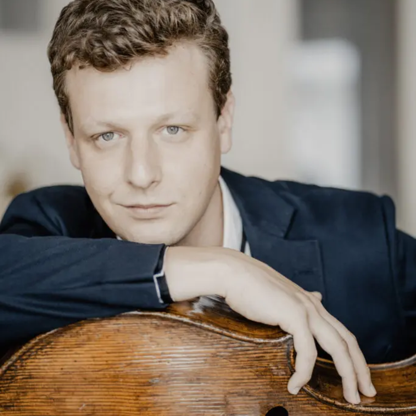 Ein aufmerksamer Cellist posiert mit seinem Instrument. | © Marco Borggreve
