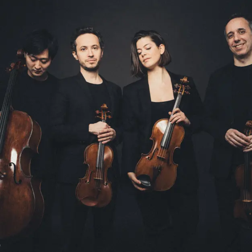 Ein Ensemble mit vier Musikern, die Streichinstrumente halten. | © Julien Mignot