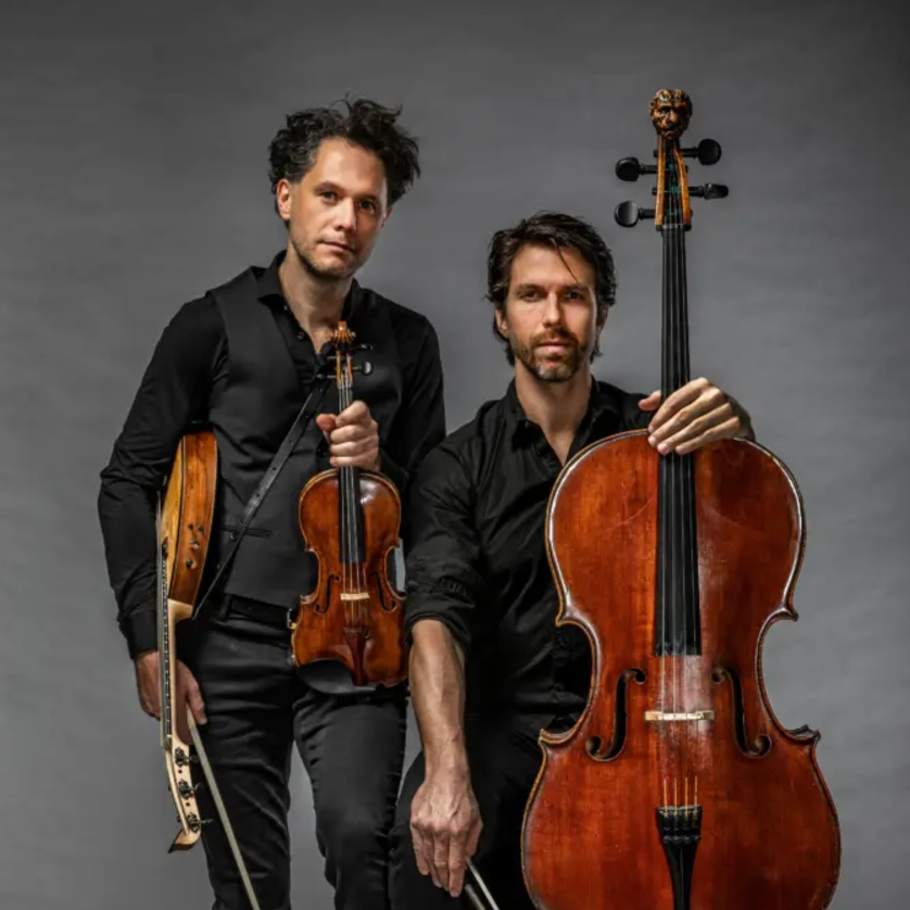 Zwei Musiker mit Violine und Cello posieren für ein Porträt. | © Stephan Doleschal