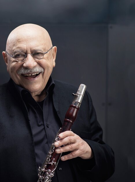 musician Giora Feidman wearing glasses joyfully holding a clarinet. | © Stephan Haeger