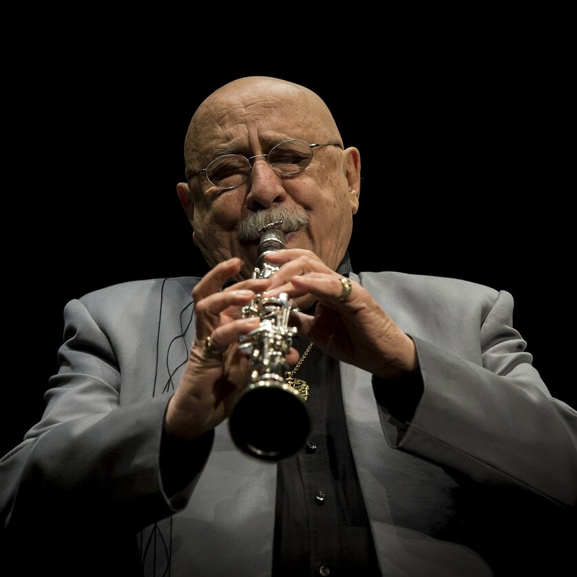 Gioa Feidman spielt Klarinette auf einer Bühne | © Wolfgang Volz