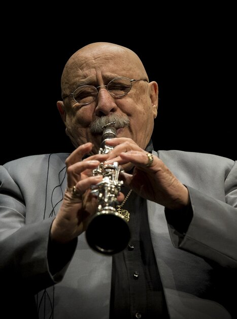 Gioa Feidman spielt Klarinette auf einer Bühne | © Wolfgang Volz