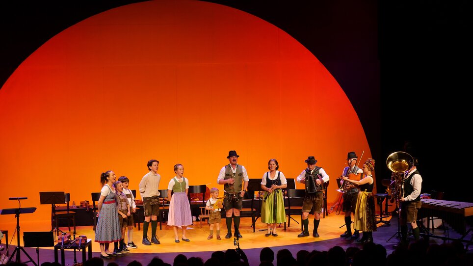 Eine Gruppe von Darstellern in Tracht musiziert im Rahmen von PSALM auf der Bühne. | © Styriarte - ct