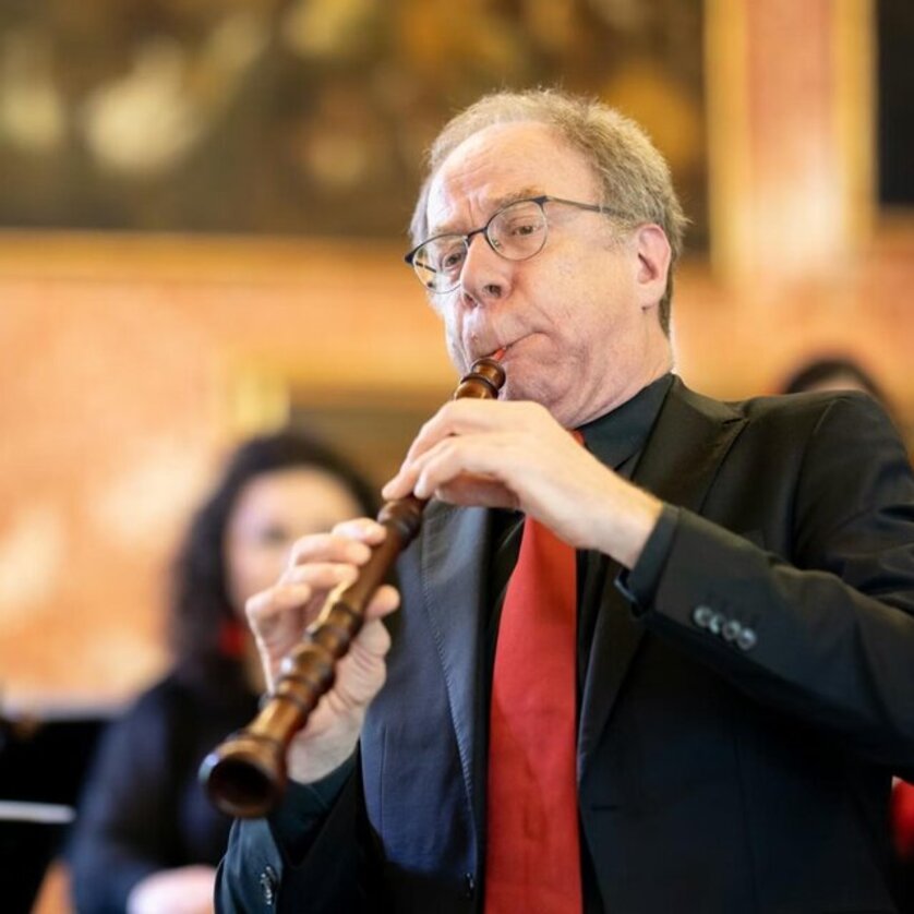 Alfredo Bernardini spielt Barock-Oboe, umgeben von Orchestermusikern. | © Nikola Milatovic