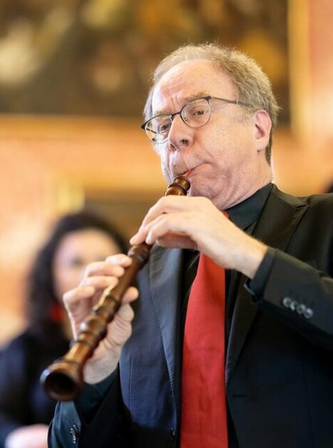 Alfredo Bernardini spielt Barock-Oboe, umgeben von Orchestermusikern. | © Nikola Milatovic