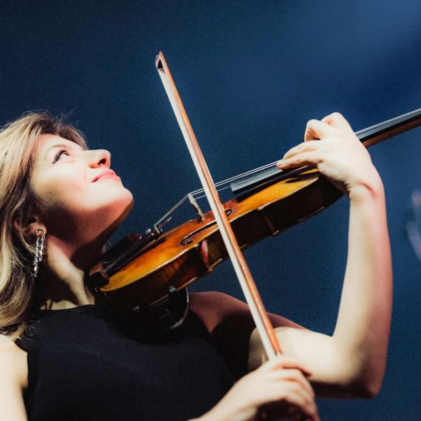 Junge Frau mit blonden langen Haaren spielt Geige | © Frank Embacher